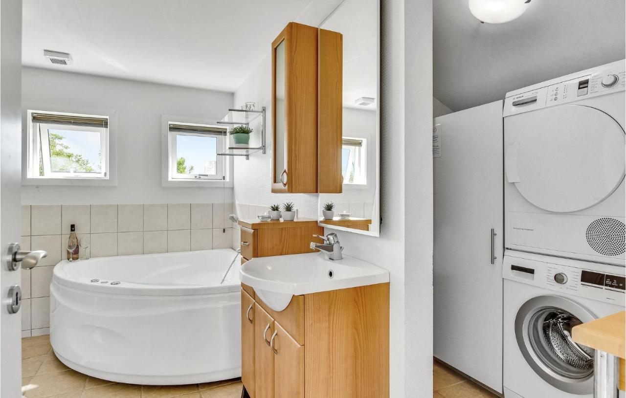 Cozy Home In Tarm With Kitchen المظهر الخارجي الصورة